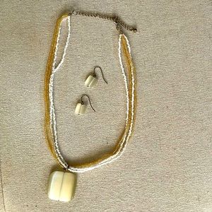 🍄 Gold tone Ivory pendant necklace earring set